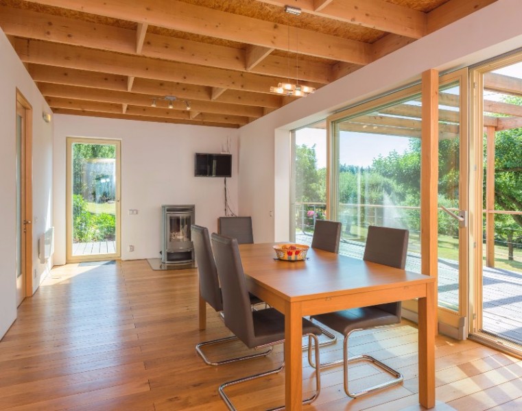 Dřevostavba na víkend interiér obývací pokoj krbová kamna